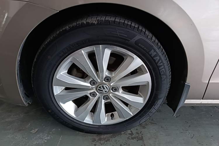 Used Volkswagen Golf Sportsvan 2016 230TSI Automatic Trend Edition Left Front Wheel Hub
