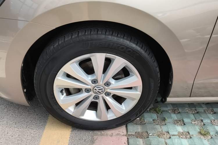 Used Volkswagen Golf Sportsvan 2016 230TSI Automatic Trend Edition Left Front Wheel Hub