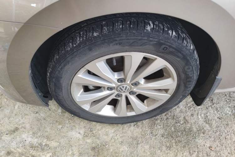 Used Volkswagen Golf Sportsvan 2016 230TSI Automatic Trend Edition Left Front Wheel Hub