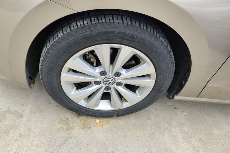 Used Volkswagen Golf Sportsvan 2016 230TSI Automatic Trend Edition Left Front Wheel Hub