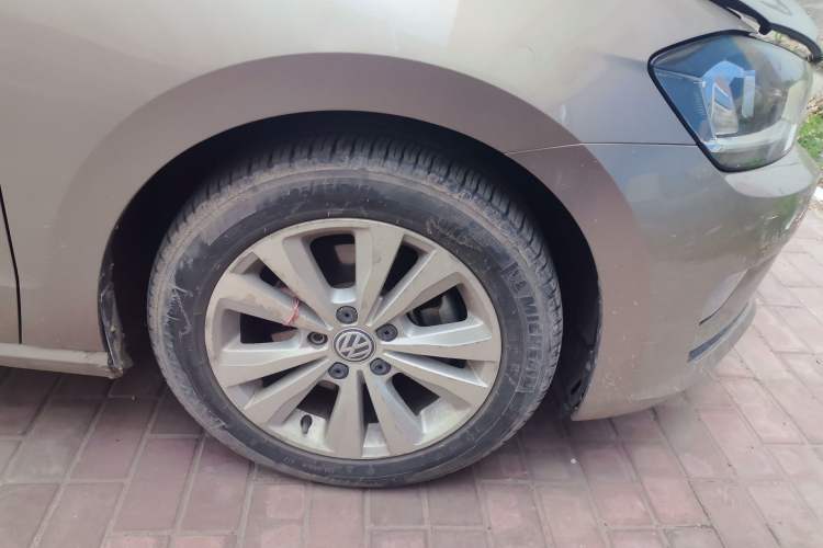 Used Volkswagen Golf Sportsvan 2016 230TSI Automatic Trend Edition Right Front Wheel Hub
