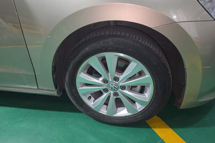 Used Volkswagen Golf Sportsvan 2016 230TSI Automatic Trend Edition Right Front Wheel Hub