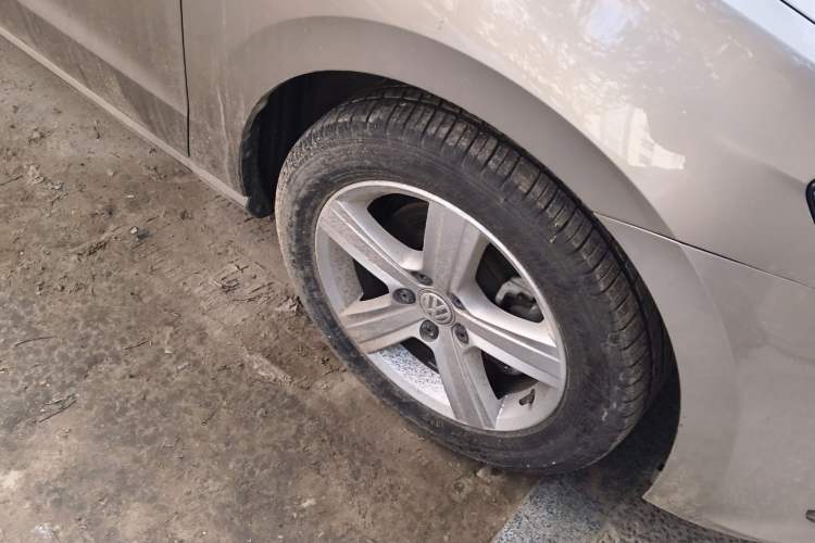 Used Volkswagen Golf Sportsvan 2016 1.6L Automatic Comfort Model Right Front Wheel Hub