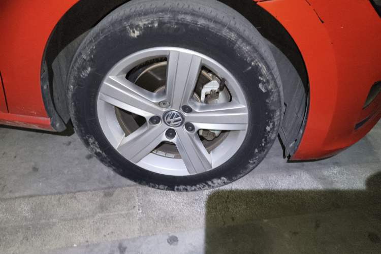 Used Volkswagen Golf Sportsvan 2016 1.6L Automatic Comfort Model Right Front Wheel Hub