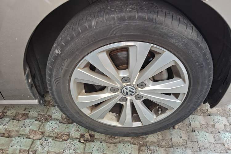 Used Volkswagen Golf Sportsvan 2016 230TSI Automatic Trend Edition Right Front Wheel Hub