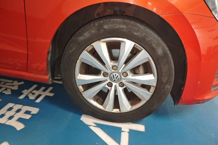 Used Volkswagen Golf Sportsvan 2016 230TSI Automatic Trend Edition Right Front Wheel Hub
