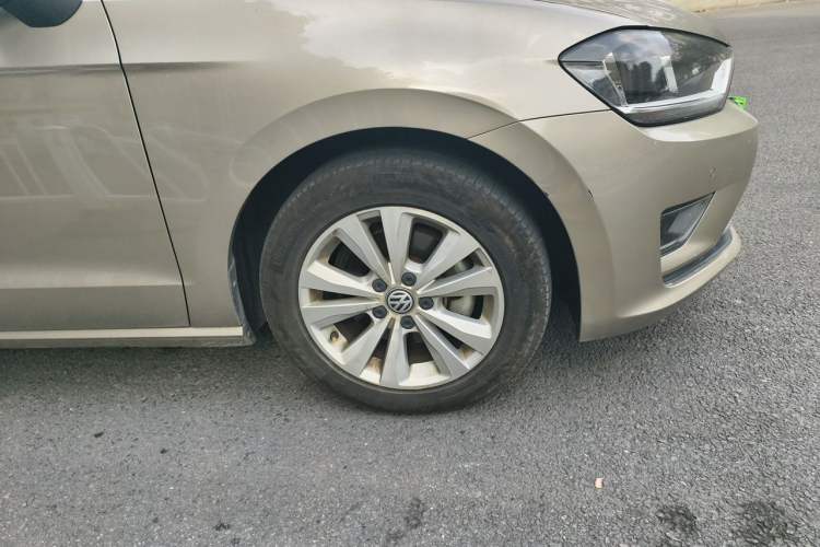 Used Volkswagen Golf Sportsvan 2016 230TSI Automatic Trend Edition Right Front Wheel Hub