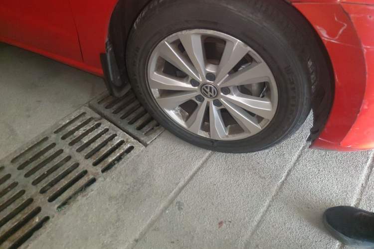 Used Volkswagen Golf Sportsvan 2016 230TSI Automatic Trend Edition Right Front Wheel Hub