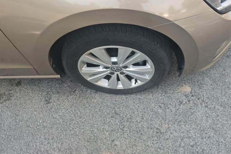 Used Volkswagen Golf Sportsvan 2016 230TSI Automatic Trend Edition Right Front Wheel Hub