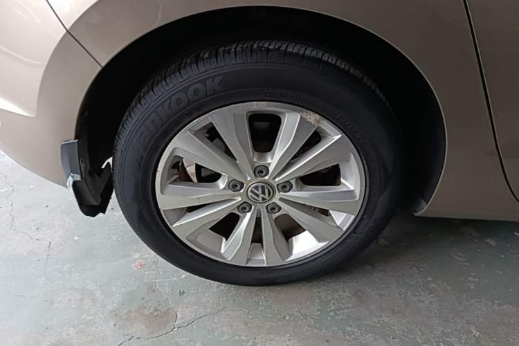 Used Volkswagen Golf Sportsvan 2016 230TSI Automatic Trend Edition Right Rear Wheel Hub