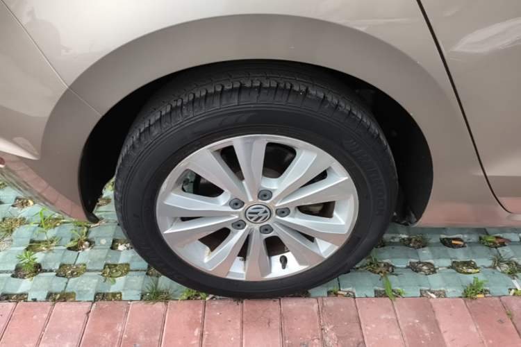 Used Volkswagen Golf Sportsvan 2016 230TSI Automatic Trend Edition Right Rear Wheel Hub
