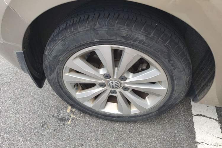 Used Volkswagen Golf Sportsvan 2016 230TSI Automatic Trend Edition Right Rear Wheel Hub