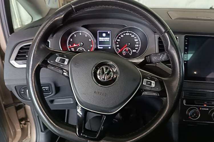Used Volkswagen Golf Sportsvan 2016 230TSI Automatic Trend Edition Steering Wheel