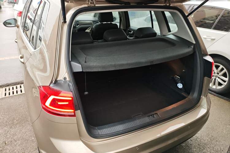 Used Volkswagen Golf Sportsvan 2016 230TSI Automatic Luxury Version Trunk