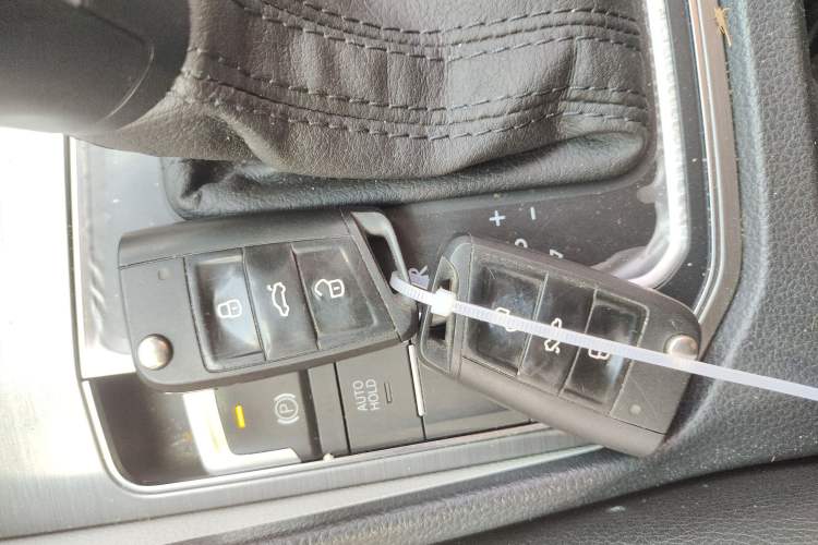 Used Volkswagen Golf Sportsvan 2016 1.6L Automatic Comfort Model Vehicle Key