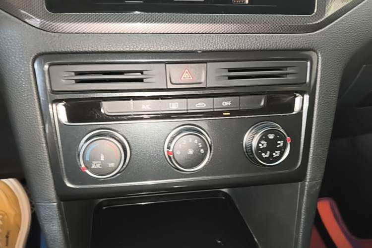 Used Volkswagen Golf Sportsvan 2018 230TSI Automatic Trend Edition Audio And AC Panel