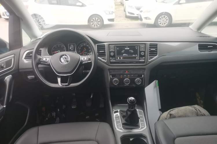 Used Volkswagen Golf Sportsvan 2018 230TSI Manual Entry-Level Model Center Console