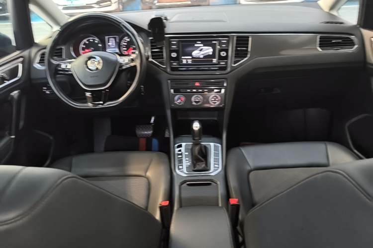 Used Volkswagen Golf Sportsvan 2018 230TSI Automatic Trend Edition Center Console