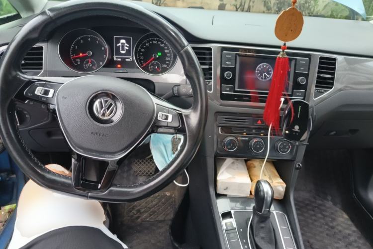 Used Volkswagen Golf Sportsvan 2018 230TSI Automatic Trend Edition Center Console