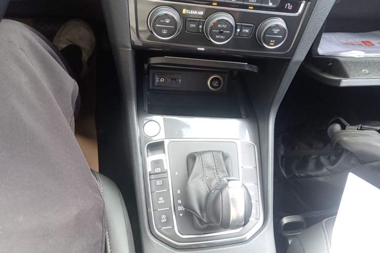 Used Volkswagen Golf Sportsvan 2018 280TSI Automatic Flagship Model Gear Lever