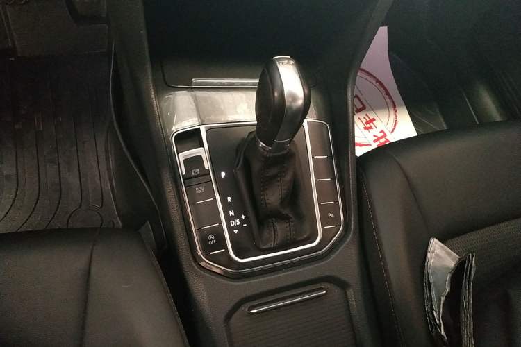 Used Volkswagen Golf Sportsvan 2018 230TSI Automatic Trend Edition Gear Lever