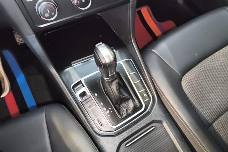 Used Volkswagen Golf Sportsvan 2018 230TSI Automatic Trend Edition Gear Lever