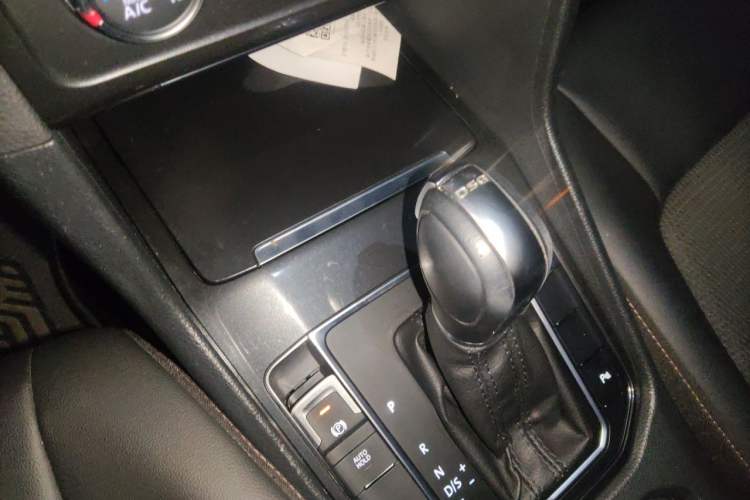 Used Volkswagen Golf Sportsvan 2018 230TSI Automatic Trend Edition Gear Lever