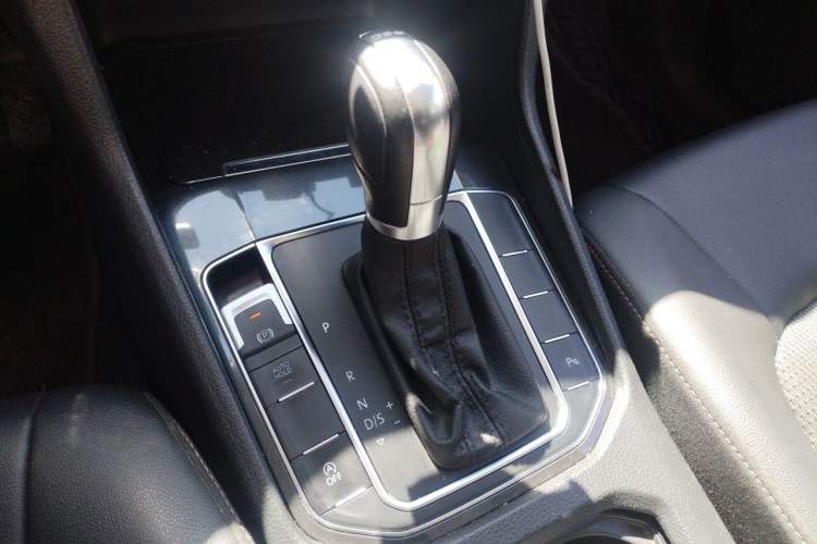Used Volkswagen Golf Sportsvan 2018 230TSI Automatic Trend Edition Gear Lever