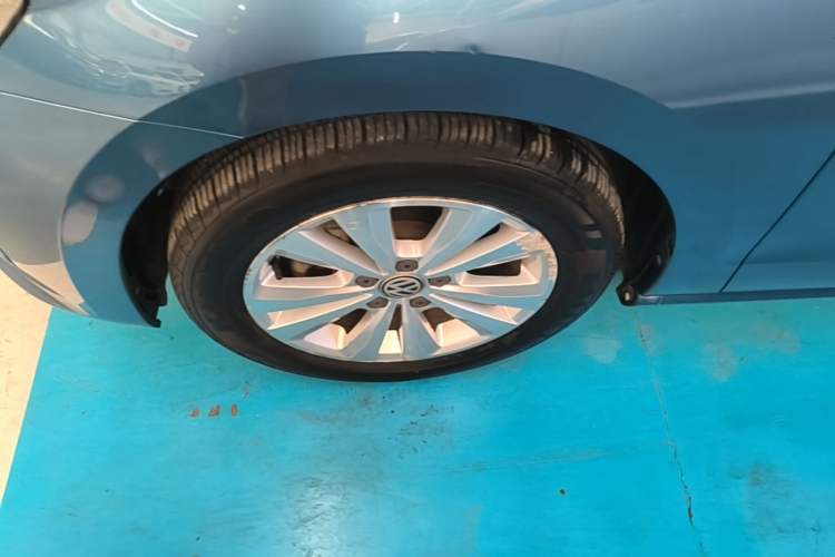 Used Volkswagen Golf Sportsvan 2018 230TSI Automatic Trend Edition Left Front Wheel Hub