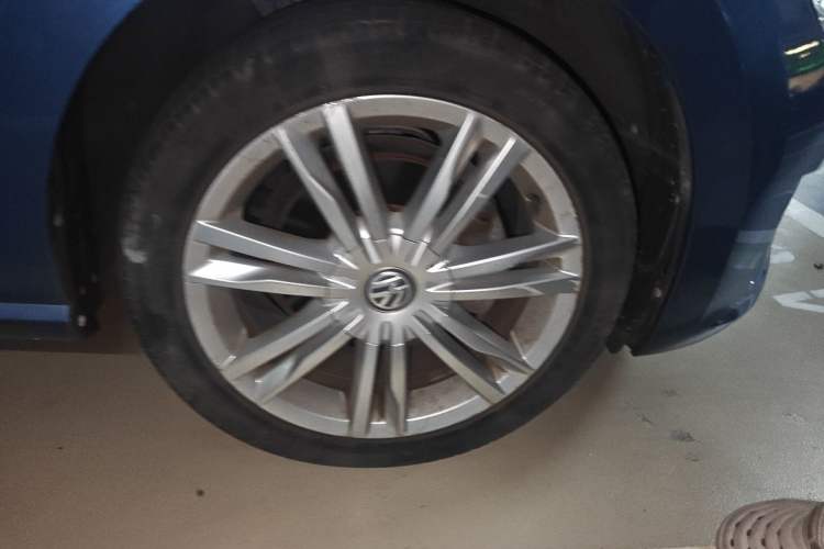 Used Volkswagen Golf Sportsvan 2018 280TSI Automatic Luxury Model Right Front Wheel Hub