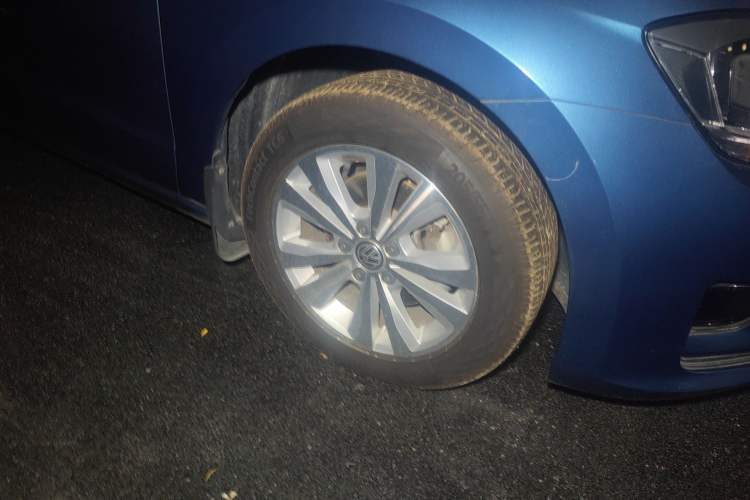Used Volkswagen Golf Sportsvan 2018 230TSI Automatic Trend Edition Right Front Wheel Hub