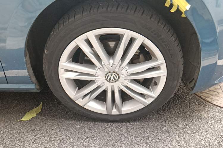 Used Volkswagen Golf Sportsvan 2018 280TSI Automatic Luxury Model Right Front Wheel Hub