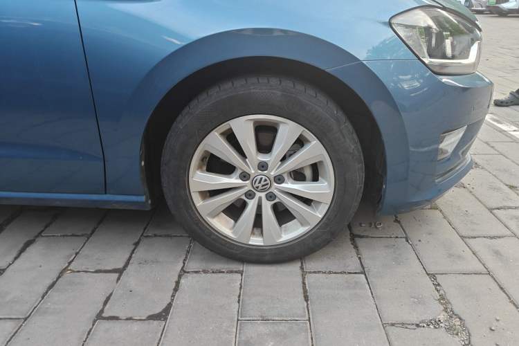 Used Volkswagen Golf Sportsvan 2018 230TSI Automatic Trend Edition Right Front Wheel Hub