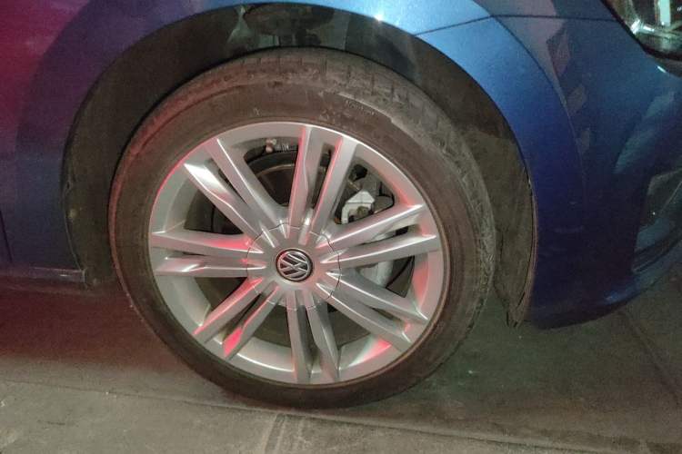 Used Volkswagen Golf Sportsvan 2018 280TSI Automatic Luxury Model Right Front Wheel Hub