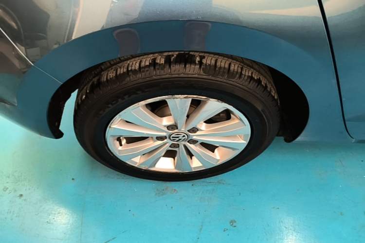 Used Volkswagen Golf Sportsvan 2018 230TSI Automatic Trend Edition Right Rear Wheel Hub