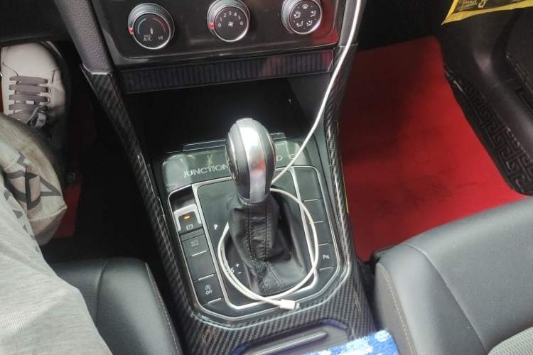 Used Volkswagen Golf Sportsvan 2018 230TSI Automatic Trend Edition Gear Lever