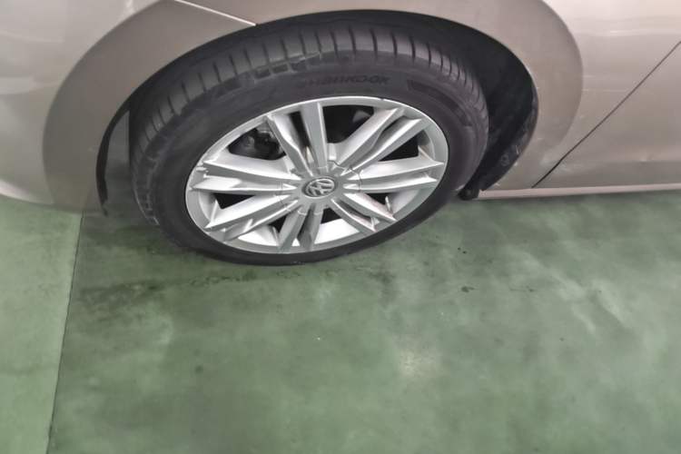 Used Volkswagen Golf Sportsvan 2018 280TSI Automatic Luxury Model Left Front Wheel Hub