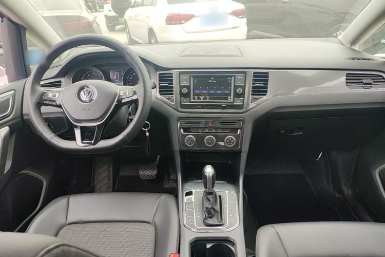 Used Volkswagen Golf Sportsvan 2018 230TSI Automatic Trend Edition Center Console