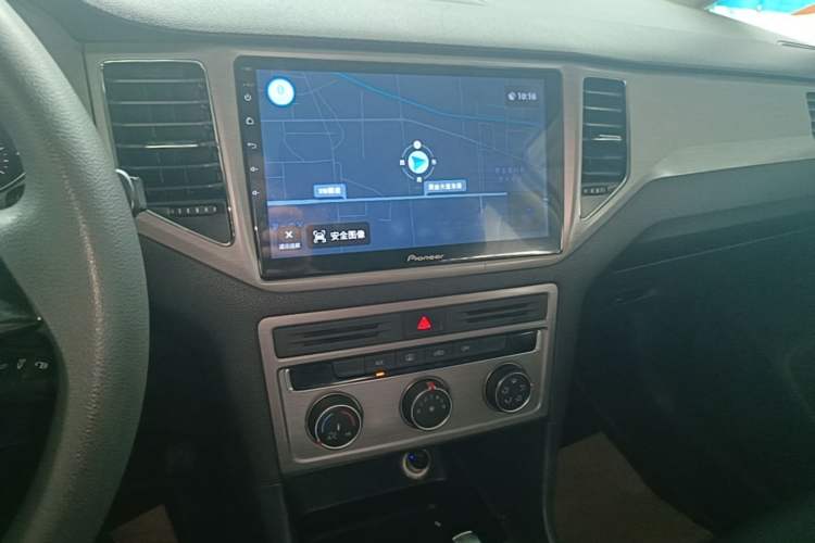 Used Volkswagen Golf Sportsvan 2018 1.6L Automatic Comfort Model Audio And AC Panel