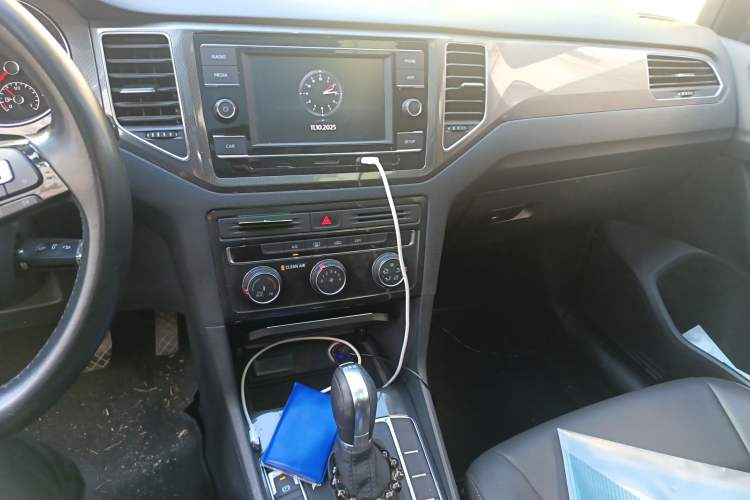 Used Volkswagen Golf Sportsvan 2018 230TSI Automatic Trend Edition Audio And AC Panel