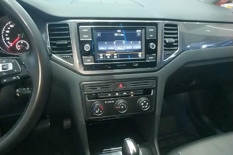 Used Volkswagen Golf Sportsvan 2018 230TSI Automatic Trend Edition Audio And AC Panel