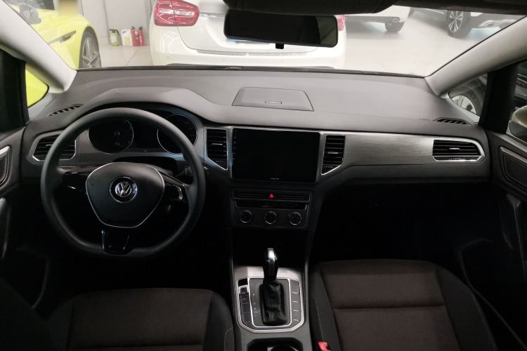 Used Volkswagen Golf Sportsvan 2018 1.6L Automatic Comfort Model Center Console