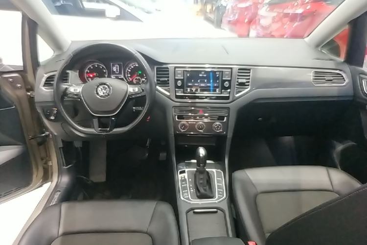 Used Volkswagen Golf Sportsvan 2018 230TSI Automatic Trend Edition Center Console