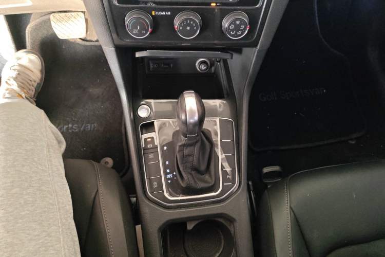 Used Volkswagen Golf Sportsvan 2018 230TSI Automatic Luxury Model Gear Lever