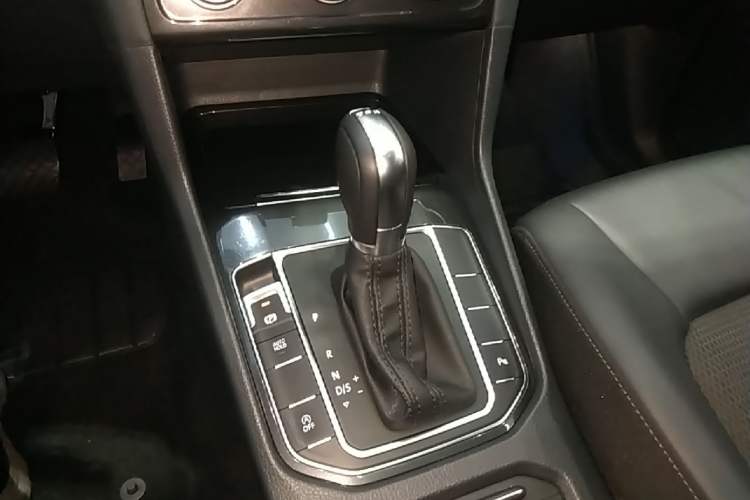 Used Volkswagen Golf Sportsvan 2018 230TSI Automatic Trend Edition Gear Lever
