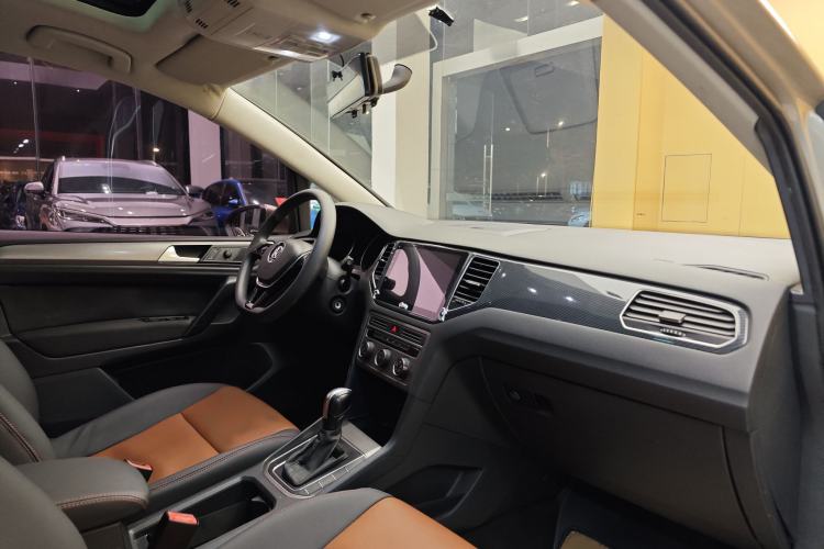 Used Volkswagen Golf Sportsvan 2018 1.6L Automatic Comfort Model Interior 1