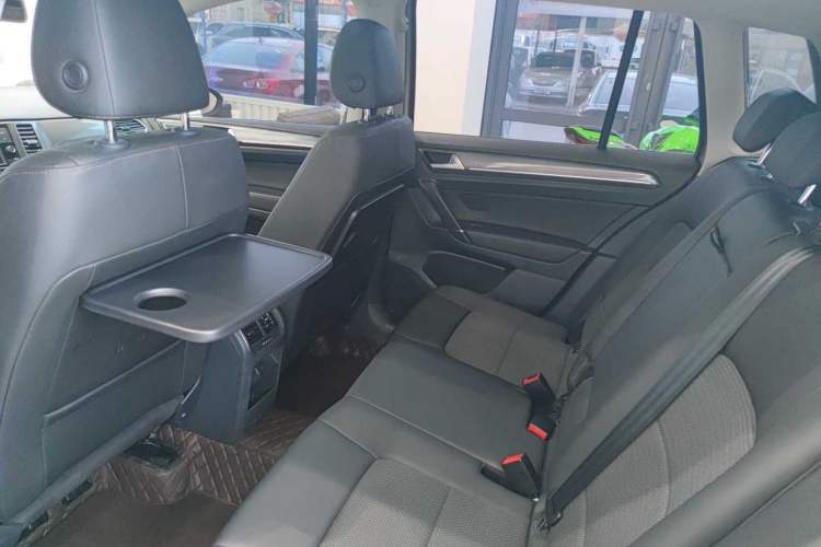 Used Volkswagen Golf Sportsvan 2018 230TSI Automatic Trend Edition Interior 3