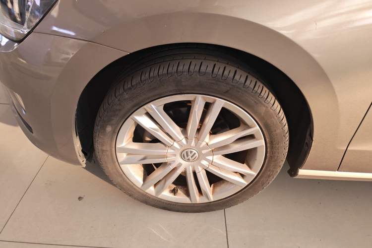 Used Volkswagen Golf Sportsvan 2018 230TSI Automatic Luxury Model Left Front Wheel Hub