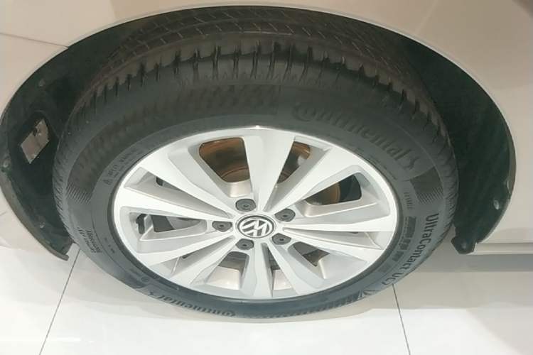 Used Volkswagen Golf Sportsvan 2018 230TSI Automatic Trend Edition Left Front Wheel Hub