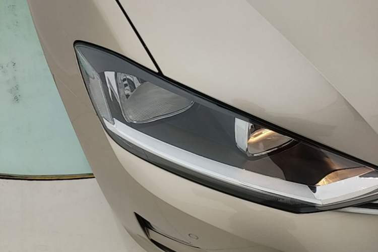 Used Volkswagen Golf Sportsvan 2018 230TSI Automatic Trend Edition Right Front Headlight